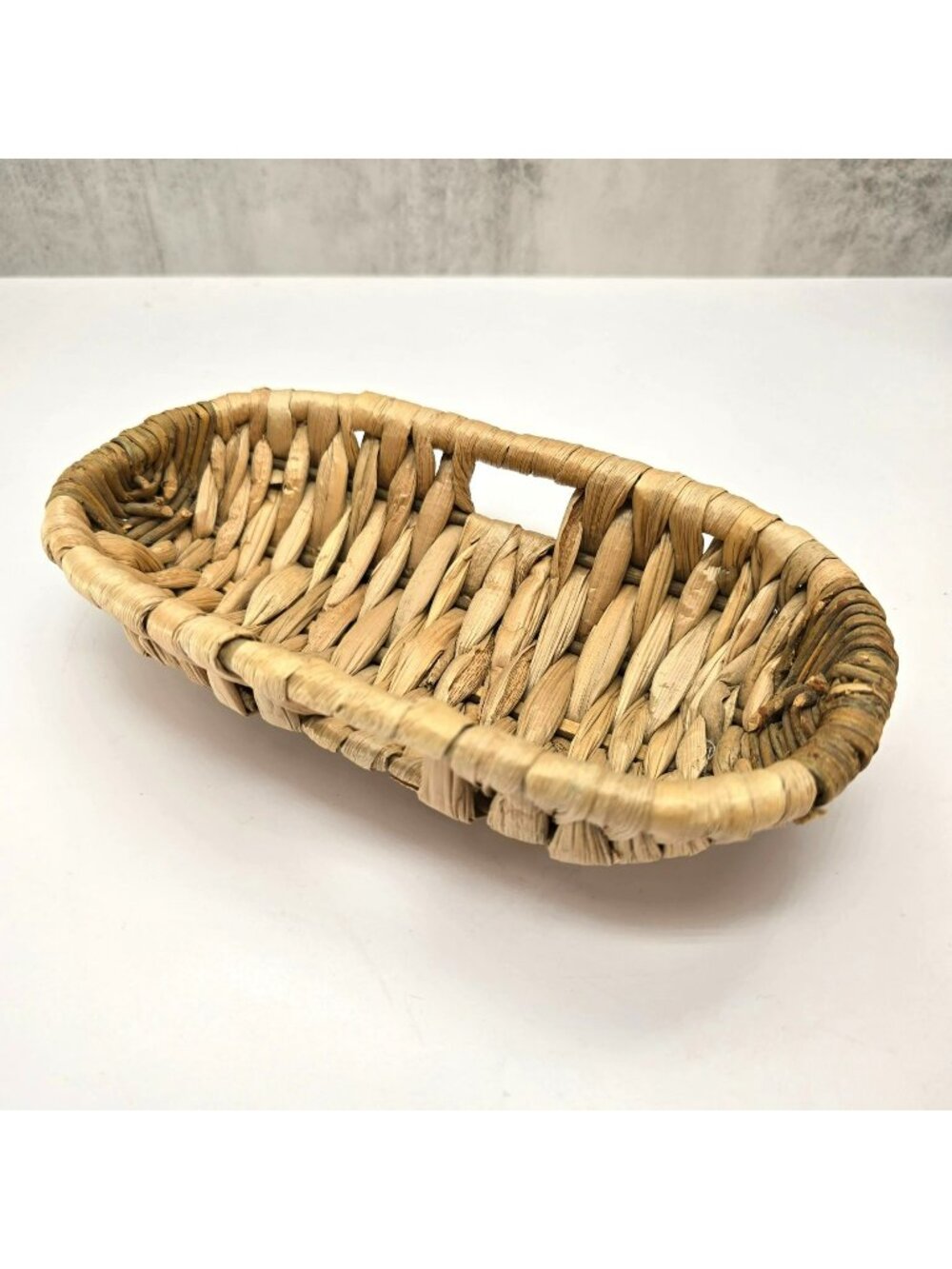 Vintage Handwoven Oval Straw Basket Rustic Charm Natural Decor Or Storage CM2326